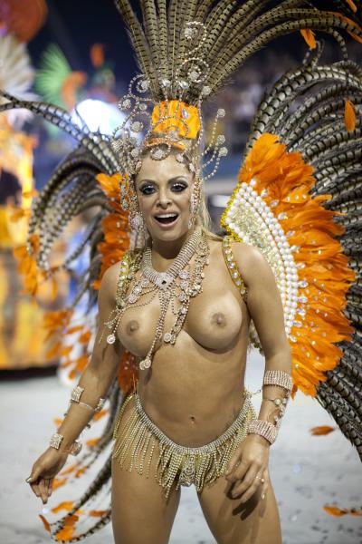 乳首露出なんて気にしない！リオのサンバカーニバルに命懸けてます！