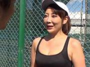 テニスコーチの虜になったムッチリ有閑マダム【無修正】（fc2動画）