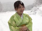 横山朋美　２３歳母乳若妻が雪景色で初体験の着物露出プレイ【無修正】（fc2動画）